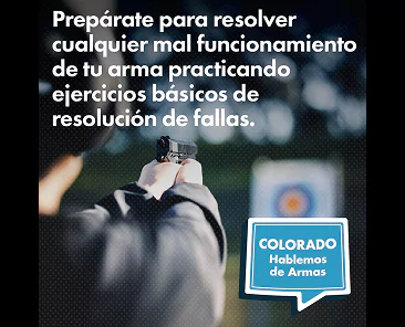 Persona sosteniendo una pistola apuntando a un blanco, con texto en español que aconseja practicar ejercicios básicos de resolución de averías de armas. En un recuadro azul se lee COLORADO Hablemos de Armas. El fondo está difuminado.