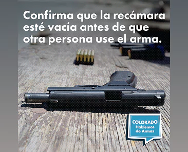 Una pistola descansa sobre una superficie de madera con balas al fondo. Un texto en español recuerda que hay que comprobar que la recámara está vacía antes de que otra persona utilice el arma. En la esquina aparece un logotipo de seguridad de armas de Colorado.