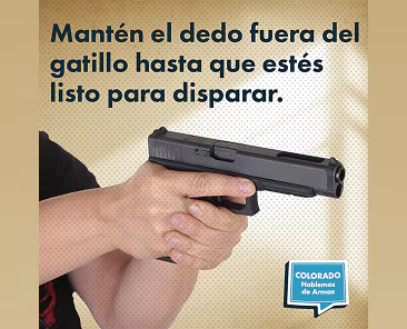 Una persona sostiene una pistola negra con el dedo fuera del gatillo. El texto de arriba dice: Mantén el dedo fuera del gatillo hasta que estés listo para disparar. En la esquina aparece un logotipo azul de Colorado.