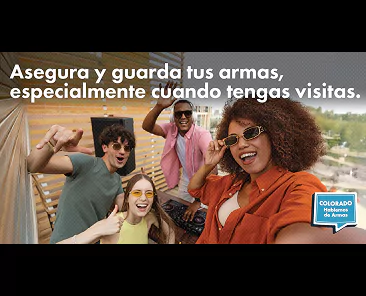 Cuatro jóvenes sonríen y posan para una selfie al aire libre. Texto: Asegura y guarda tus armas, especialmente cuando tengas visitas. Logo: Colorado Hablemos de Armas.