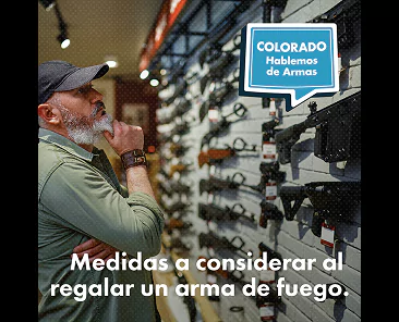 Un hombre con barba y gorra observa pensativo los rifles expuestos en la pared de una armería. Un cartel azul dice Colorado Hablemos de Armas. Texto debajo dice, Medidas a considerar al regalar un arma de fuego.