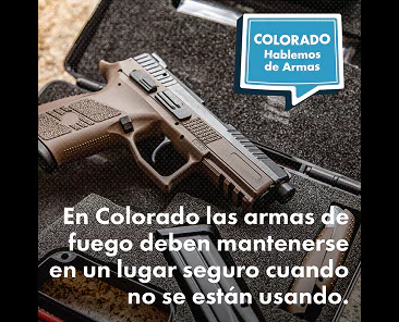 Una pistola guardada en un estuche forrado de espuma con el texto: En Colorado las armas de fuego deben mantenerse en un lugar seguro cuando no se estén usando, y un cartel en el que se lee COLORADO Hablemos de Armas.