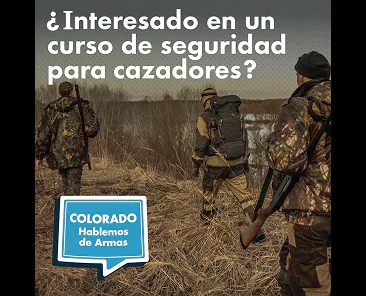Tres personas vestidas de camuflaje caminan por una zona boscosa y cubierta de hierba llevando equipo de caza. El texto en español pregunta por el interés en un curso de seguridad para cazadores. Un bocadillo azul dice COLORADO Hablemos de Armas.