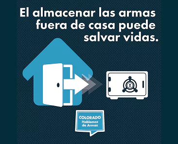 Ilustración de una casa con una puerta abierta y una flecha que señala una caja fuerte cerrada, con texto en español: El almacenar las armas fuera de casa puede salvar vidas. El logotipo dice Colorado Hablemos de Armas.