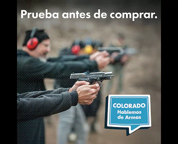 Un grupo de personas apunta con pistolas en un campo de tiro. El texto dice "Prueba antes de comprar". Un bocadillo azul dice "COLORADO Hablemos de Armas". El fondo está difuminado.