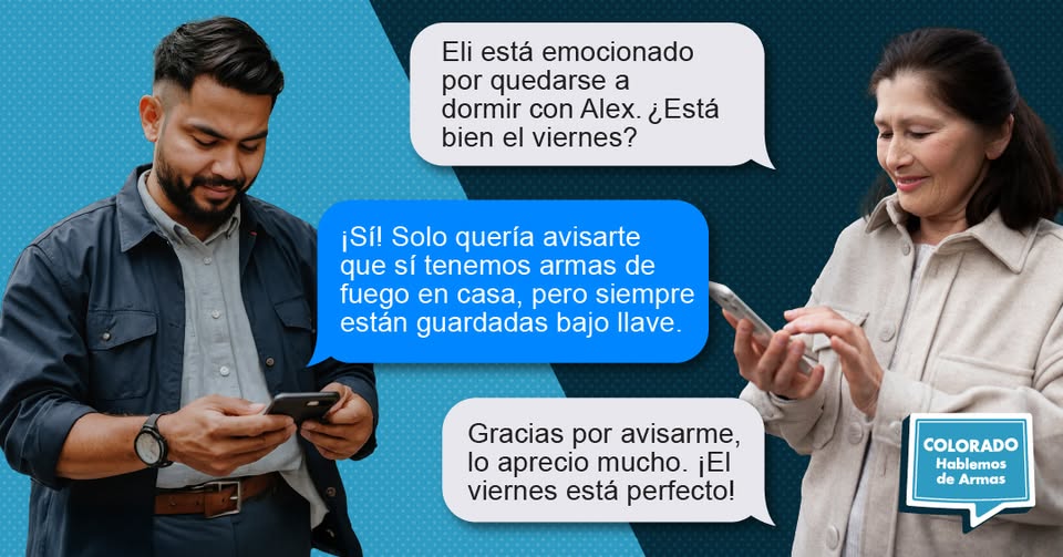 Un hombre y una mujer sonríen mirando sus teléfonos, intercambiando mensajes sobre una pijamada. Ella le informa que tienen armas de fuego en casa, pero están bajo llave. El logo dice: Colorado Hablemos de Armas.