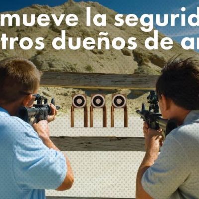 Dos hombres de pie al aire libre apuntando con rifles a blancos en una valla de madera, con montañas al fondo. El texto en español promueve la seguridad con las armas; un globo de diálogo dice Colorado Hablemos de Armas.