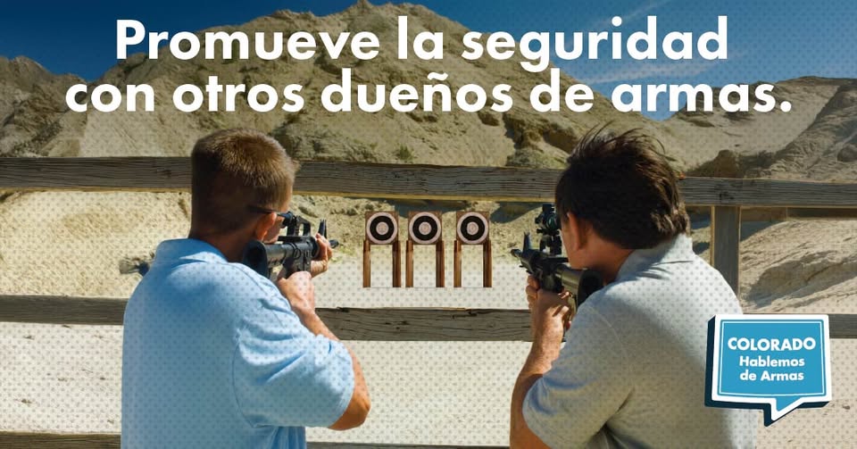 Dos hombres de pie al aire libre apuntando con rifles a blancos en una valla de madera, con montañas al fondo. El texto en español promueve la seguridad con las armas; un globo de diálogo dice Colorado Hablemos de Armas.