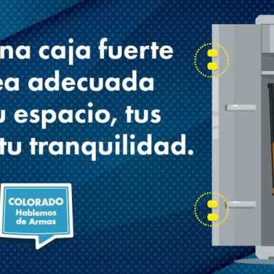 Gráfico que muestra una caja fuerte abierta con armas de fuego en su interior y una cinta métrica al lado. El texto en español anima a encontrar una caja fuerte adecuada para su espacio, sus armas de fuego y su tranquilidad. Logotipo de Colorado Hablemos de Armas presente.
