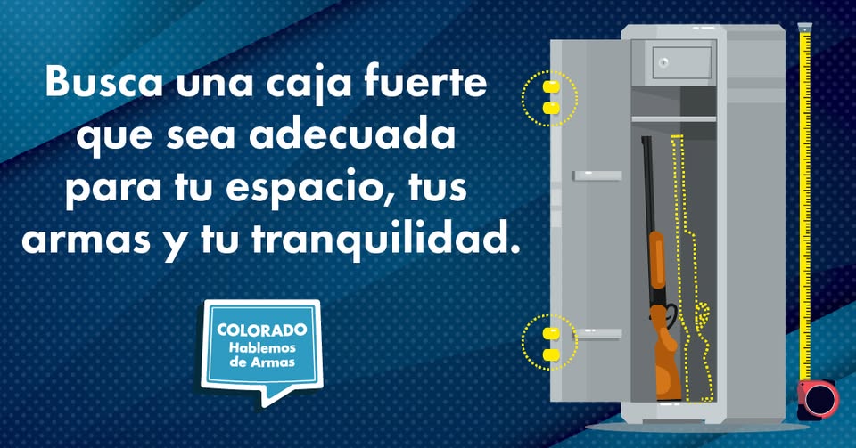 Gráfico que muestra una caja fuerte abierta con armas de fuego en su interior y una cinta métrica al lado. El texto en español anima a encontrar una caja fuerte adecuada para su espacio, sus armas de fuego y su tranquilidad. Logotipo de Colorado Hablemos de Armas presente.
