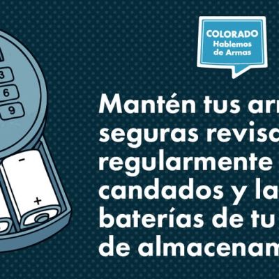 Ilustración de una cerradura de teclado con pilas y un mensaje en español: "Mantén tus armas seguras revisando regularmente los candados y las baterías de tu sistema de almacenamiento".