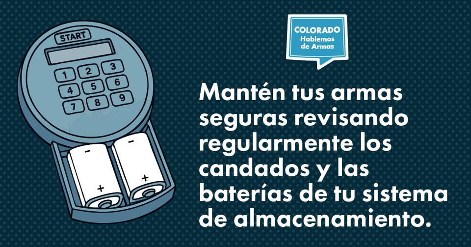Ilustración de una cerradura de teclado con pilas y un mensaje en español: "Mantén tus armas seguras revisando regularmente los candados y las baterías de tu sistema de almacenamiento".