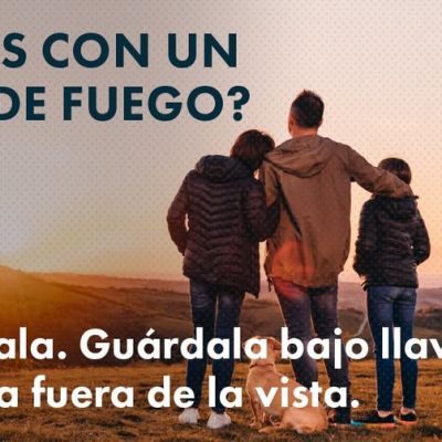 Una familia con un perro junto al maletero abierto de su coche al atardecer. El texto en español dice: "¿Viajas con un arma de fuego? Descárgala. Guárdala bajo llave. Manténla fuera de la vista". Logotipo: Colorado Hablemos de Armas.