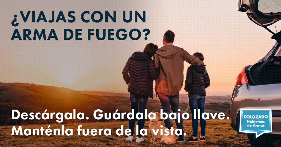 Una familia con un perro junto al maletero abierto de su coche al atardecer. El texto en español dice: "¿Viajas con un arma de fuego? Descárgala. Guárdala bajo llave. Manténla fuera de la vista". Logotipo: Colorado Hablemos de Armas.