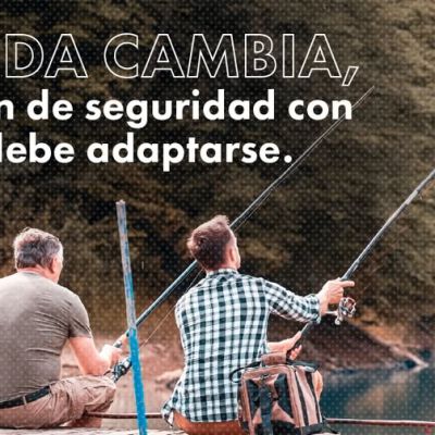 Dos personas sentadas en un muelle pescando junto a un lago, rodeadas de árboles. El texto en español dice: La vida cambia, y tu plan de seguridad con armas debe adaptarse. El bocadillo azul dice Colorado Hablemos de Armas.