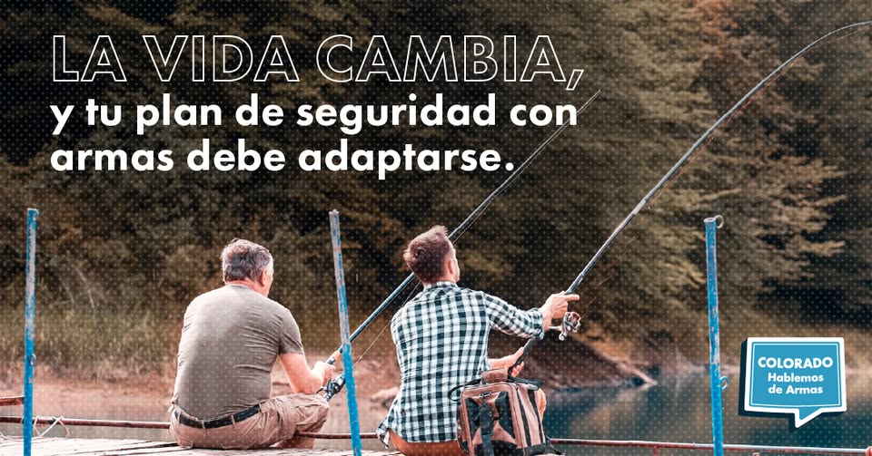 Dos personas sentadas en un muelle pescando junto a un lago, rodeadas de árboles. El texto en español dice: La vida cambia, y tu plan de seguridad con armas debe adaptarse. El bocadillo azul dice Colorado Hablemos de Armas.