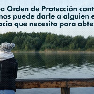 Una persona con gorro y chaqueta está de pie junto a una barandilla de madera, mirando hacia un lago tranquilo con árboles al fondo. El texto en español habla de órdenes de protección contra riesgos extremos. También se ve un logotipo de la campaña de Colorado.