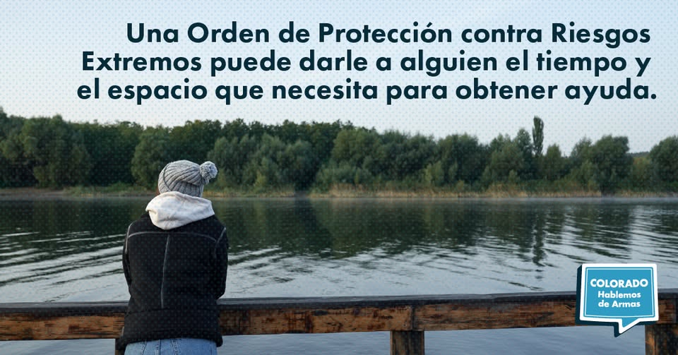 Una persona con gorro y chaqueta está de pie junto a una barandilla de madera, mirando hacia un lago tranquilo con árboles al fondo. El texto en español habla de órdenes de protección contra riesgos extremos. También se ve un logotipo de la campaña de Colorado.