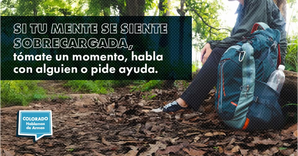 Una persona sentada en el suelo en una zona boscosa con una mochila a su lado. Un texto en español anima a buscar ayuda si uno se siente abrumado. Un pequeño cartel azul dice Colorado Hablemos de Armas.