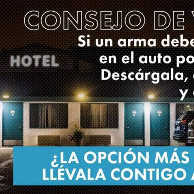 Un hotel de noche con coches aparcados delante. El texto en español da consejos sobre la seguridad de las armas en las estancias en hoteles, sugiriendo descargar, asegurar y esconder las armas de fuego en los vehículos, y afirma que la opción más segura es llevarlas dentro.