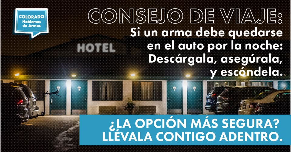 Un hotel de noche con coches aparcados delante. El texto en español da consejos sobre la seguridad de las armas en las estancias en hoteles, sugiriendo descargar, asegurar y esconder las armas de fuego en los vehículos, y afirma que la opción más segura es llevarlas dentro.