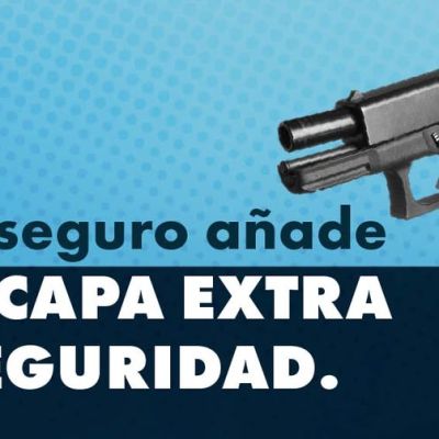 Sobre el texto Cada seguro añade una capa extra de seguridad se muestra una pistola con un candado de cable rojo. Fondo azul con el logotipo de Colorado Hablemos de Armas en la esquina.