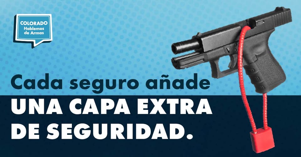 Sobre el texto Cada seguro añade una capa extra de seguridad se muestra una pistola con un candado de cable rojo. Fondo azul con el logotipo de Colorado Hablemos de Armas en la esquina.