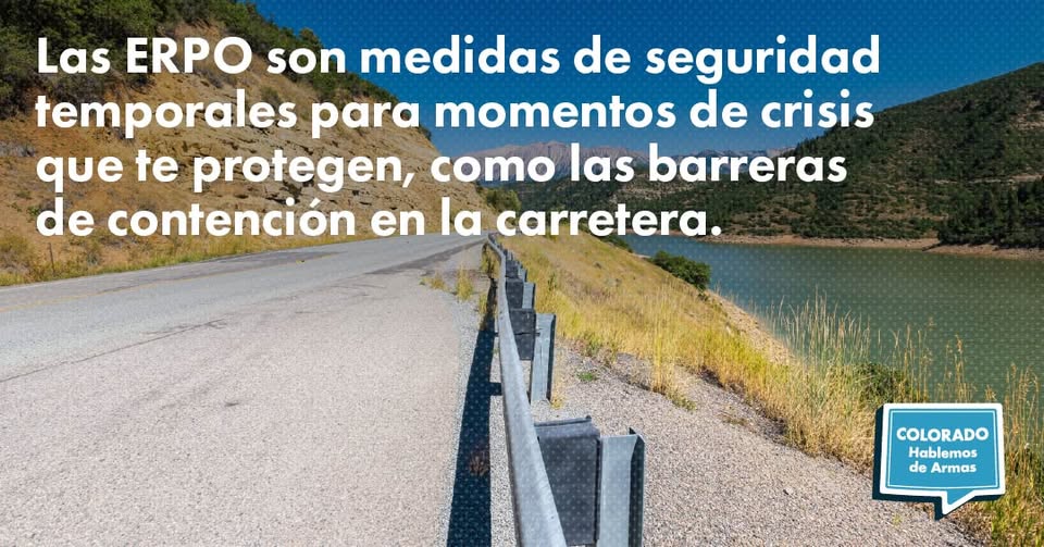 A metal guardrail lines a road beside a lake and hills. Text in Spanish compares ERPO safety measures to roadside barriers. A blue speech bubble in the corner reads COLORADO Hablemos de Armas.