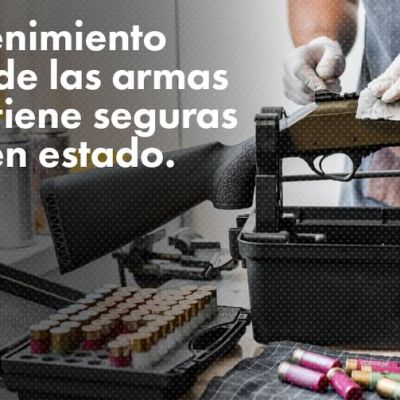 A person cleans a rifle on a table with gun maintenance tools, ammunition, and cleaning supplies. Spanish text says regular gun maintenance keeps them safe and in good condition. Colorado Hablemos de Armas logo is in the corner.