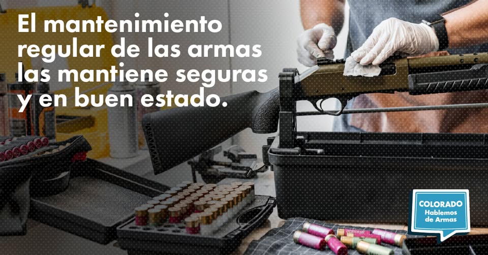 A person cleans a rifle on a table with gun maintenance tools, ammunition, and cleaning supplies. Spanish text says regular gun maintenance keeps them safe and in good condition. Colorado Hablemos de Armas logo is in the corner.