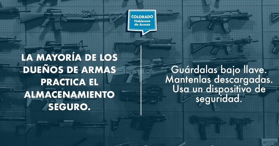 A wall displaying various firearms with a message in Spanish: “La mayoría de los dueños de armas practica el almacenamiento seguro. Guárdalas bajo llave. Manténlas descargadas. Usa un dispositivo de seguridad.”.