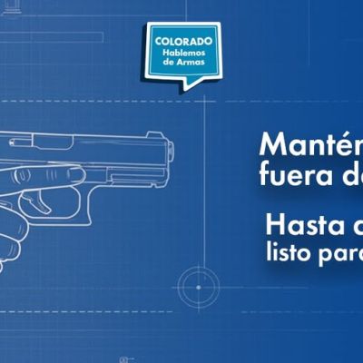 Blueprint-style illustration of a hand gripping a pistol, with the index finger above the trigger. Spanish text reads: Mantén el dedo fuera del gatillo. Hasta que estés listo para disparar.