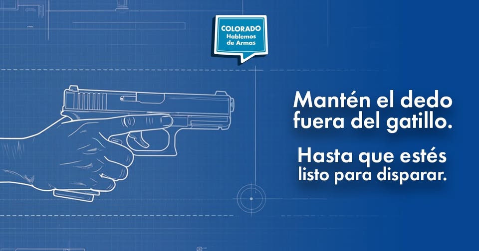 Blueprint-style illustration of a hand gripping a pistol, with the index finger above the trigger. Spanish text reads: Mantén el dedo fuera del gatillo. Hasta que estés listo para disparar.