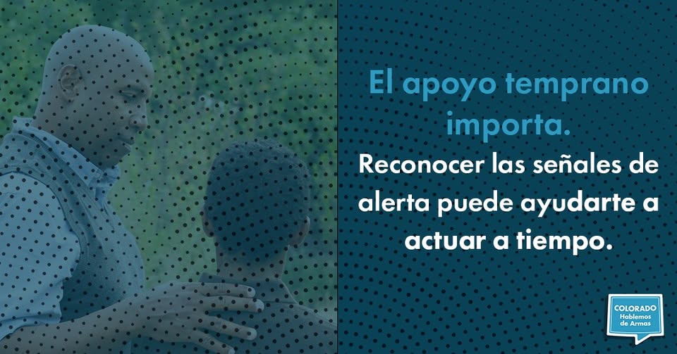 A man rests his hand on a childs shoulder. Overlaid text in Spanish reads: El apoyo temprano importa. Reconocer las señales de alerta puede ayudarte a actuar a tiempo. A Colorado safety campaign logo appears in the corner.