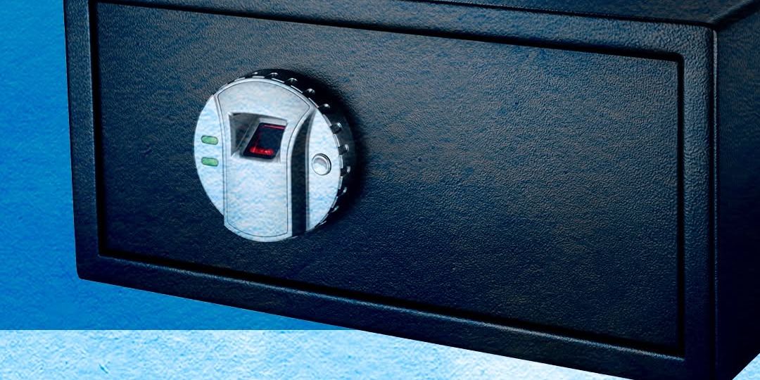 Una caja fuerte biométrica negra con lector de huellas dactilares, en la que figura el título en español La verdad sobre las cajas fuertes biométricas y un texto explicativo que destaca las alertas de batería baja, las llaves de emergencia y el acceso rápido.